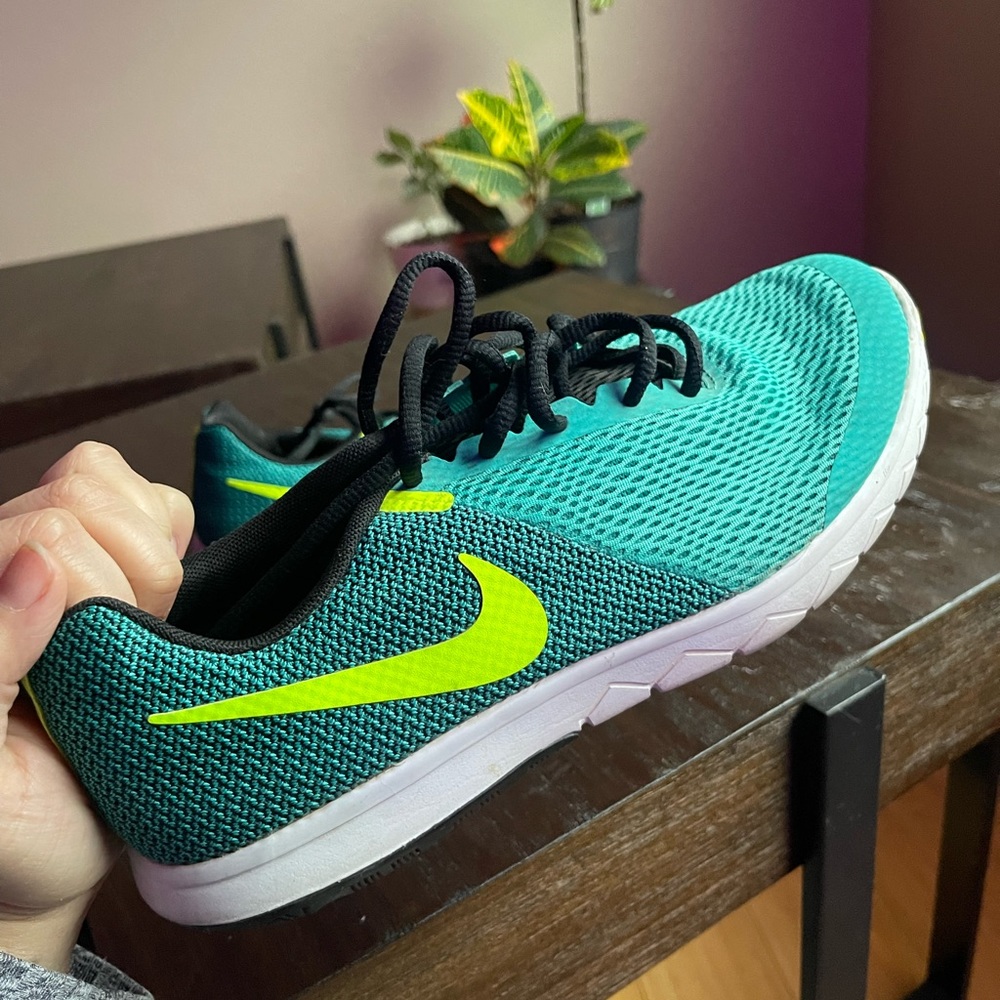 Nikes - Picture 4 of 4